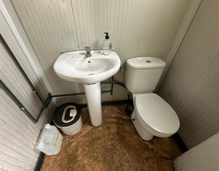 - BARAQUE DE CHANTIER